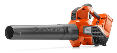 Husqvarna® 120iB løvblæser med batteri og lader, i orange og grå.